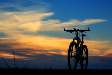 Bisiklet bir yolda. seyahat kavramı