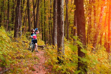Kadın turist ve ahşap zevk Bisiklet yolundan görüntülemek