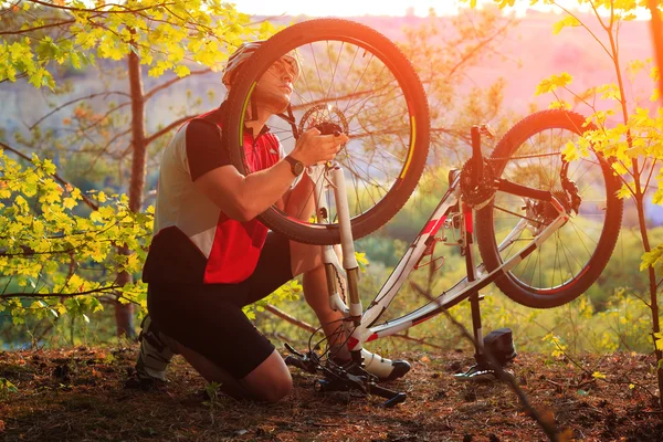 Mountain Bike ciclista riposo all'aperto — Foto Stock