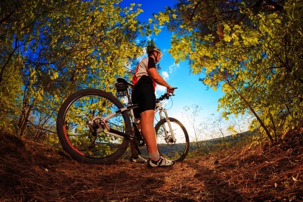 Mountainbike-Fahrer fährt im Freien — Stockfoto