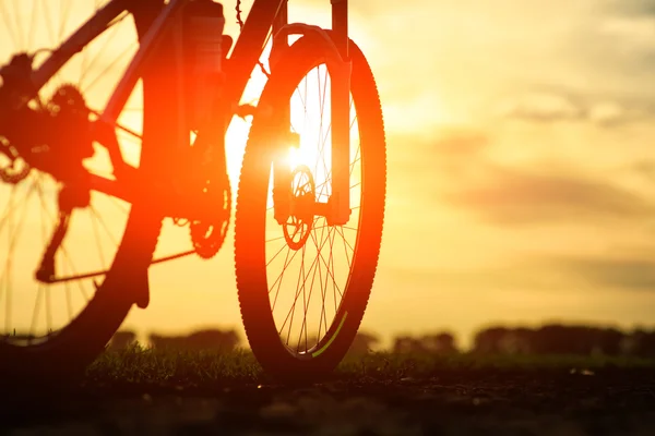 Bicicleta en una carretera. concepto de viaje —  Fotos de Stock