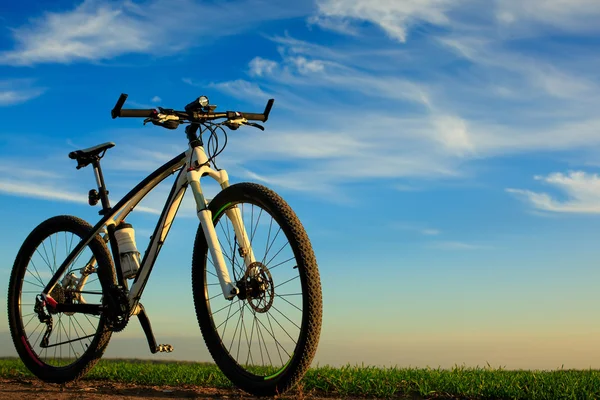 Bicicleta en una carretera. concepto de viaje —  Fotos de Stock