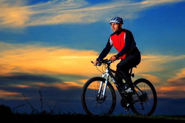 Велосипедистка на гірському велосипеді їзда на відкритому повітрі — стокове фото