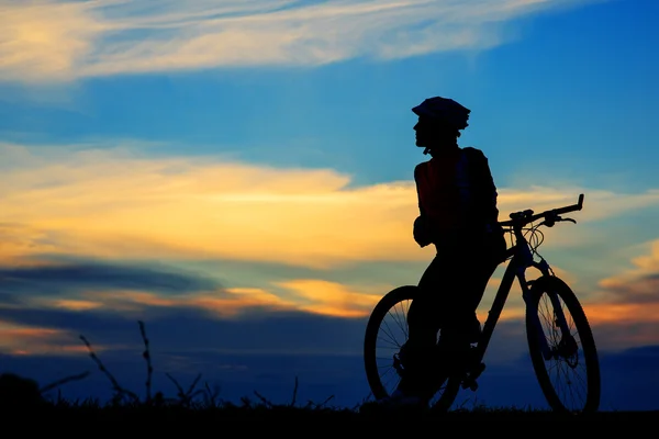 Mountain Bike ciclista a caballo al aire libre — Foto de Stock