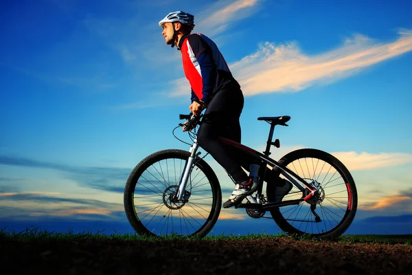 Велосипедистка на гірському велосипеді їзда на відкритому повітрі — стокове фото