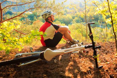 Dağ bisiklet bisikletçi açık dinlenme