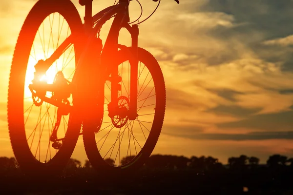 Мбаппе закрывает сцену с велосипедом на закате , — стоковое фото