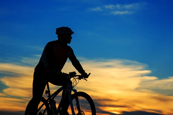 Ciclista in sella alla bici — Foto Stock