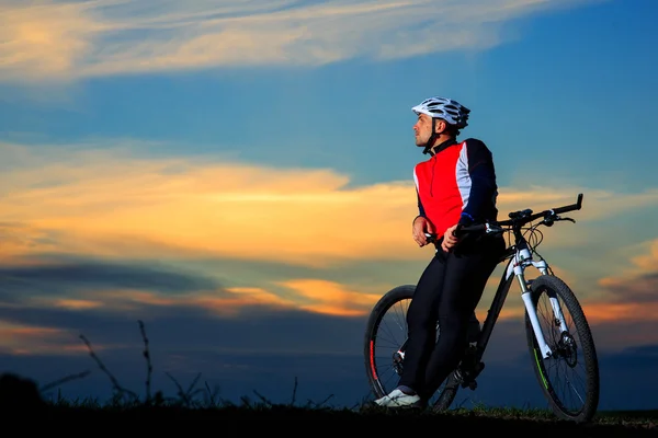 Ciclista in sella alla bici — Foto Stock
