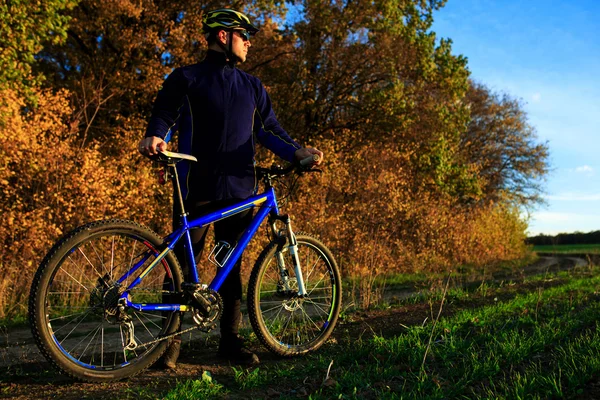 Cyklist ridning cykeln — Stockfoto