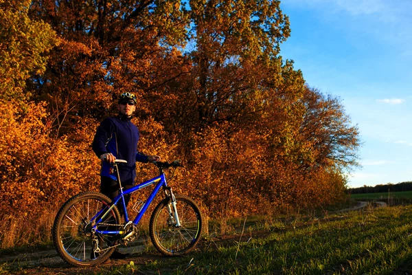 Cyklist ridning cykeln — Stockfoto