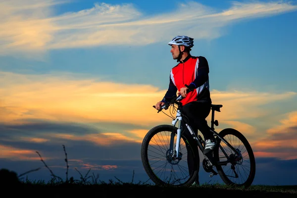 Jovem ciclista adulto andar de bicicleta de montanha no campo — Fotografia de Stock