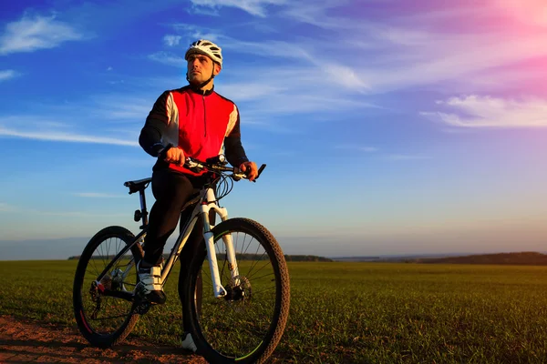 Junge erwachsene Radler fahren Mountainbike auf dem Land — Stockfoto