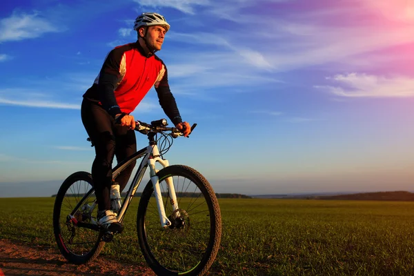 Νεαρών ενηλίκων ποδηλάτης ιππασίας ποδήλατο βουνού στην ύπαιθρο — Φωτογραφία Αρχείου