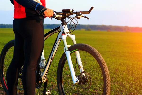 Молодой взрослый велосипедист катается на горном велосипеде в сельской местности — стоковое фото