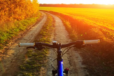 güneşli bir gün dağ Bisiklet