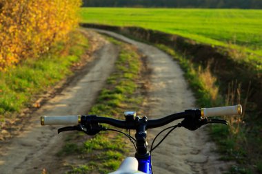 güneşli bir gün dağ Bisiklet