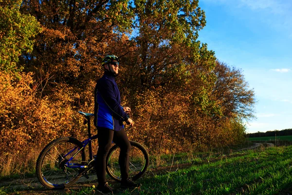 Молодой взрослый велосипедист катается на горном велосипеде в сельской местности — стоковое фото