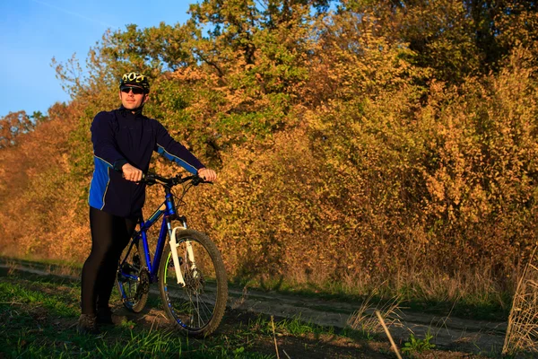 Mladé dospělé cyklisty jízda horské kolo v přírodě — Stock fotografie