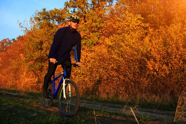 Junge erwachsene Radler fahren Mountainbike auf dem Land — Stockfoto