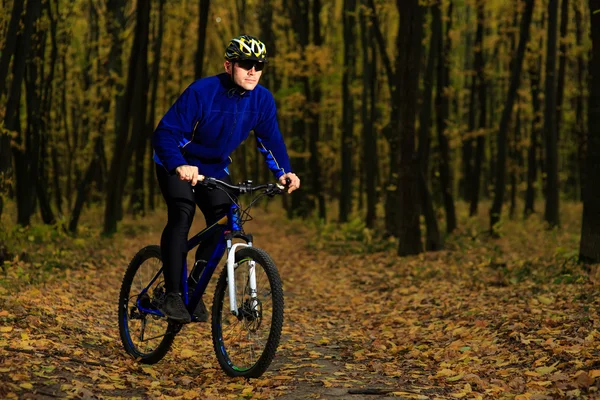 Mladé dospělé cyklisty jízda horské kolo v přírodě — Stock fotografie