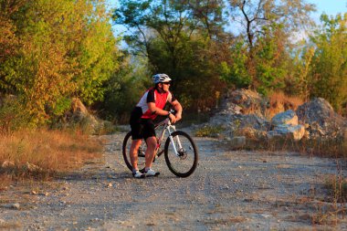 Genç Yetişkin bisikletçi binme dağ bisikleti kırsal kesimde