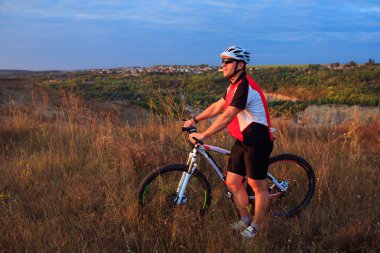 Genç Yetişkin bisikletçi binme dağ bisikleti kırsal kesimde