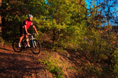 Genç Yetişkin bisikletçi binme dağ bisikleti kırsal kesimde