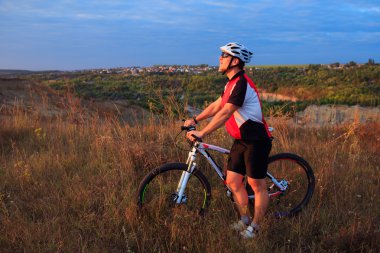 Genç Yetişkin bisikletçi binme dağ bisikleti kırsal kesimde