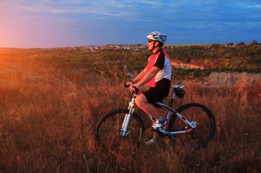Genç Yetişkin bisikletçi binme dağ bisikleti kırsal kesimde