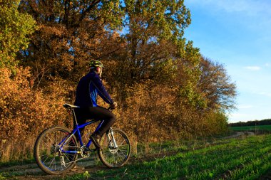 Genç Yetişkin bisikletçi binme dağ bisikleti kırsal kesimde