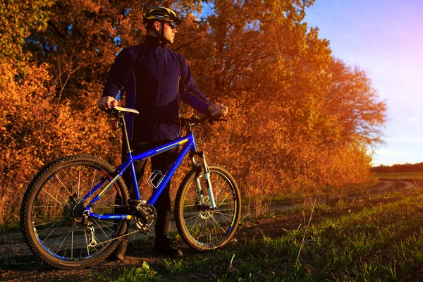 Young adult cyclist riding mountain bike in the countryside — Stock Photo, Image