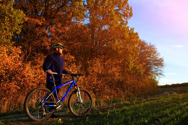 Unga vuxna cyklist ridning mountainbike på landsbygden — Stockfoto
