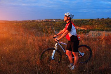 Genç Yetişkin bisikletçi binme dağ bisikleti kırsal kesimde