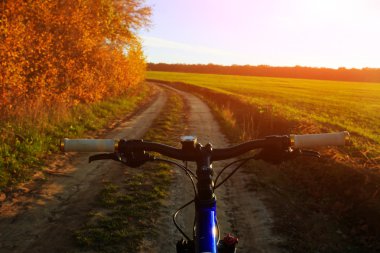 güneşli bir gün dağ Bisiklet