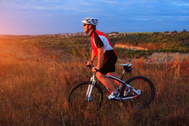 Genç Yetişkin bisikletçi binme dağ bisikleti kırsal kesimde
