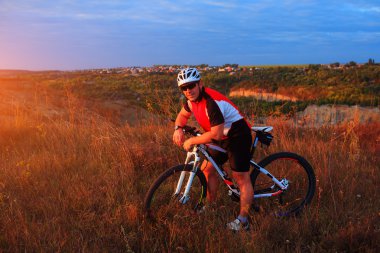Genç Yetişkin bisikletçi binme dağ bisikleti kırsal kesimde