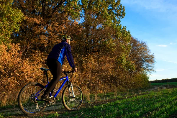 Horské kolo cyklista na koni venkovní — Stock fotografie