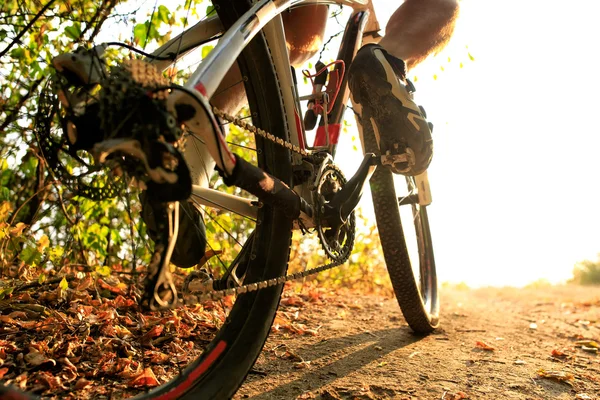 Detalj av cyklist man fötter ridning mountainbike på utomhus — Stockfoto