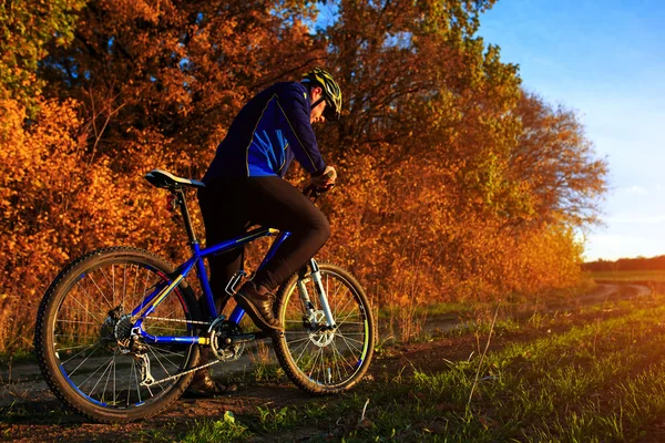 Man med cykel ridning landsväg — Stockfoto