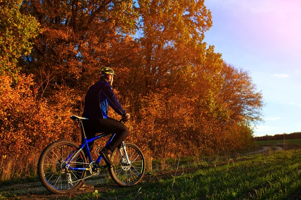 Mann mit Fahrrad auf Landstraße unterwegs — Stockfoto