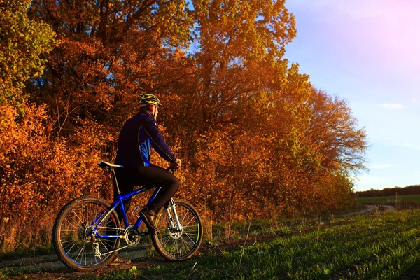 Man med cykel ridning landsväg — Stockfoto