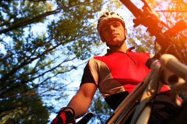 Bisiklet sürme köy yolunda olan adam