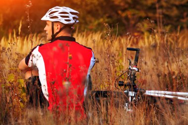 bisikletçi bisiklet ile güneşli sonbahar Park'ta rahatlayın