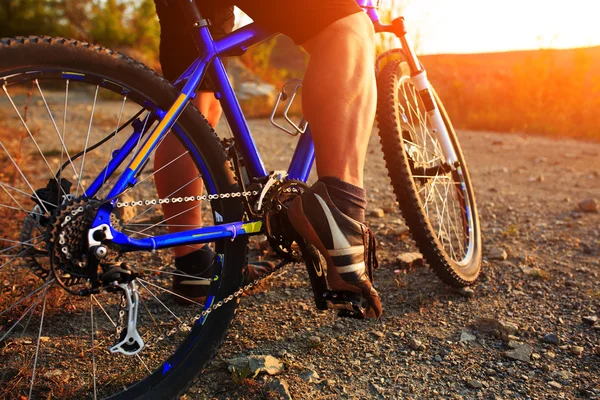 Detalj av cyklist man fötter ridning mountainbike på utomhus — Stockfoto