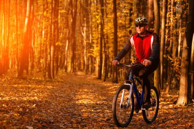 Bisiklet sürme köy yolunda olan adam