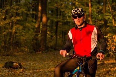 Motorcu açık sürme orman yolu üzerinde