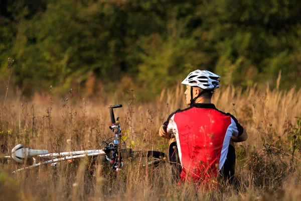 Retrato de un joven ciclista en casco. Concepto de estilo de vida deportivo . —  Fotos de Stock