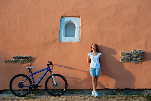 Nastolatka i rower w mieście — Zdjęcie stockowe