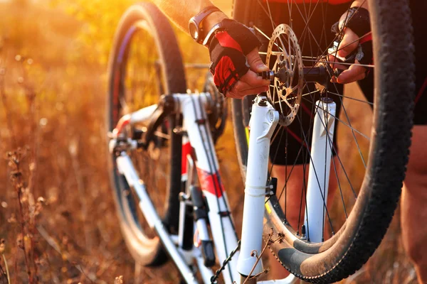 Cykelreparation. Ung man reparera mountainbike — Stockfoto